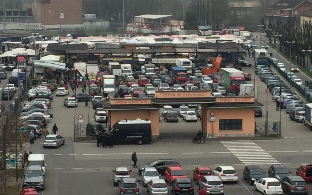 Chivasso: mercato militarizzato stamane contro i parcheggiatori abusivi