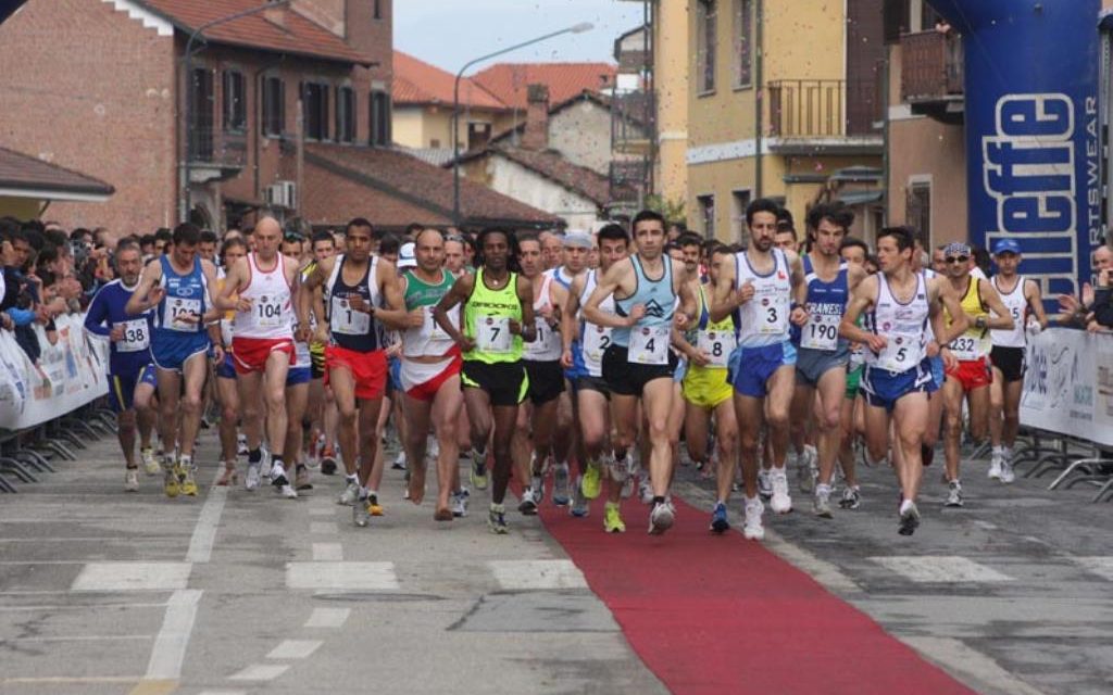 A Vigone tra cascine e scuderie si corre la “Mezza di Varenne”.