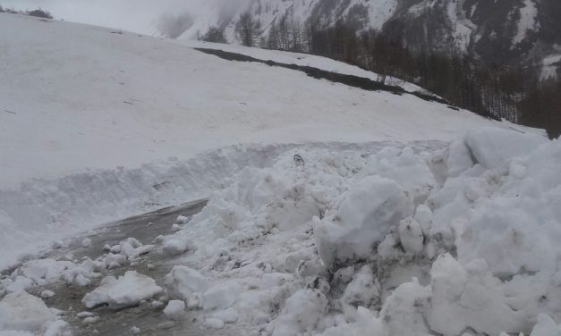 Dieci slavine rallentano la riapertura della Provinciale 172 per il Giro d’Italia