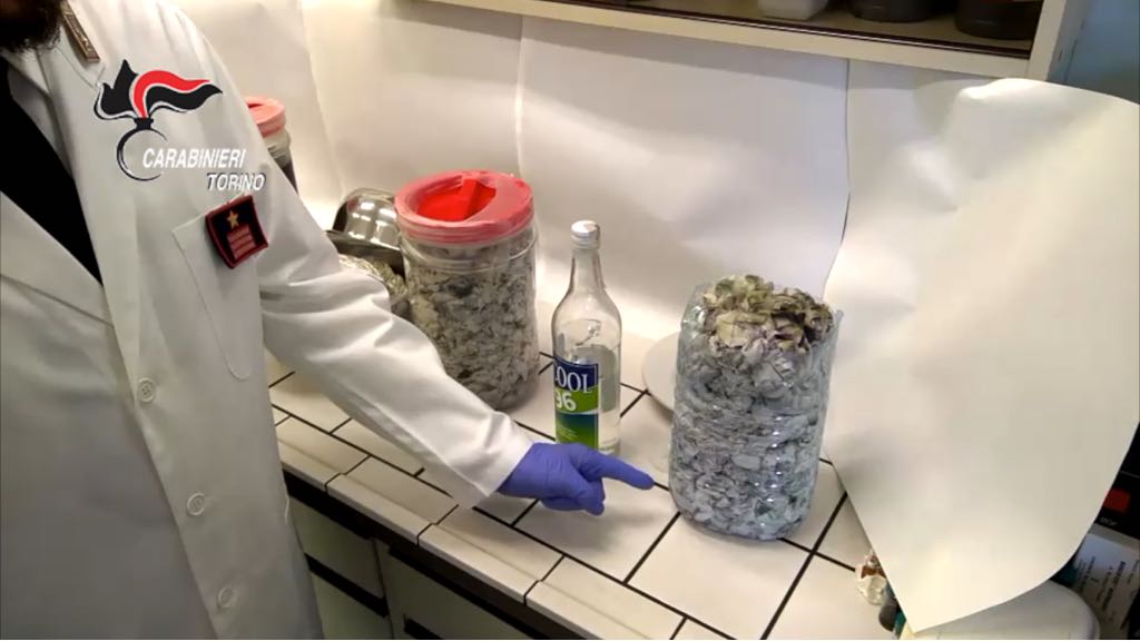 San Giusto: sgominata banda di trafficanti, scoperto un laboratorio, libri intrisi di coca