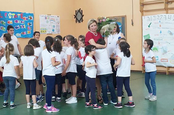 Castelrosso: il saluto alla storica maestra Renata che va in pensione