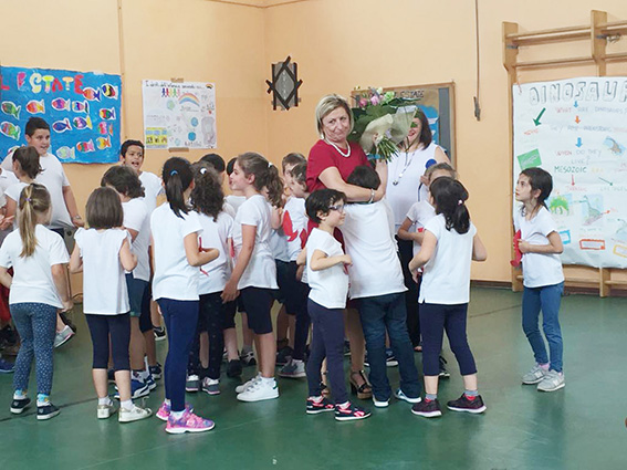 Castelrosso: il saluto alla storica maestra Renata che va in pensione