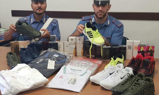 Rivarolo: abbigliamento e profumi contraffatti dentro all’auto. Denunciati due giovani