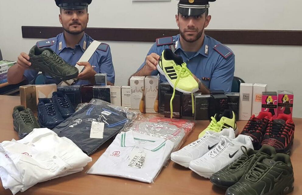 Rivarolo: abbigliamento e profumi contraffatti dentro all’auto. Denunciati due giovani