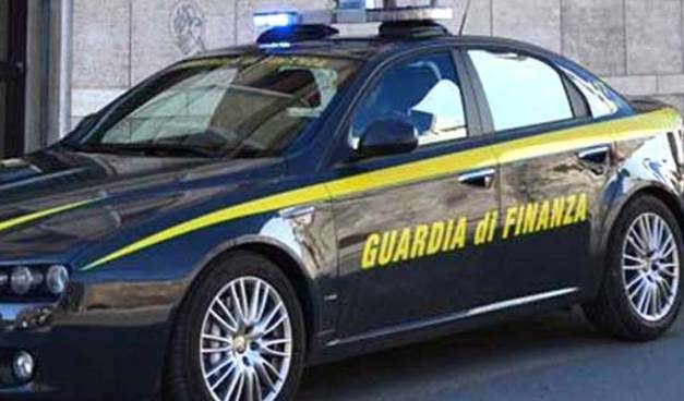 GdF Torino: denunciata una ventenne di Ciriè per porto abusivo di armi e droga