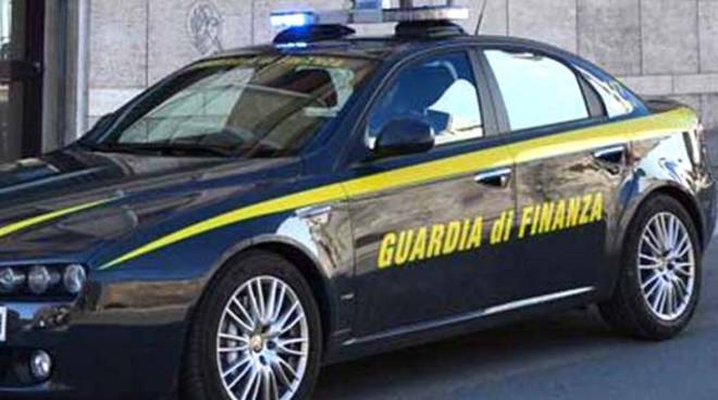 GdF Torino: denunciata una ventenne di Ciriè per porto abusivo di armi e droga
