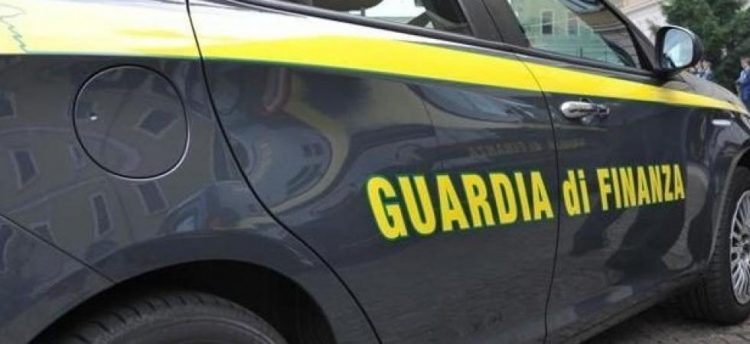 Disattivava le videoslot con un telecomando: arrestato dalla Guardia di Finanza