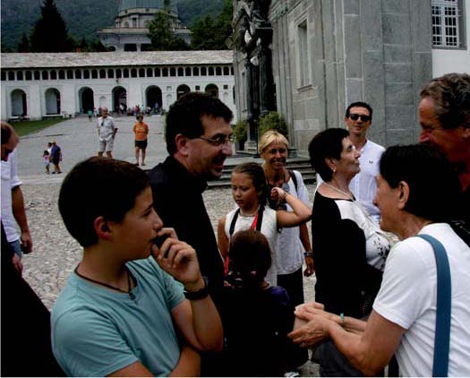 Il primo abbraccio al vescovo Roberto