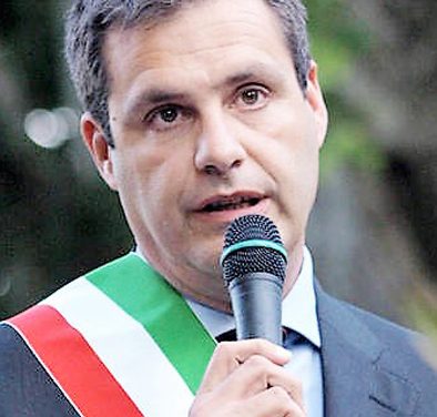 Pavone: Zarcone in Municipio