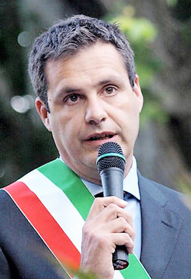 Pavone: Zarcone in Municipio