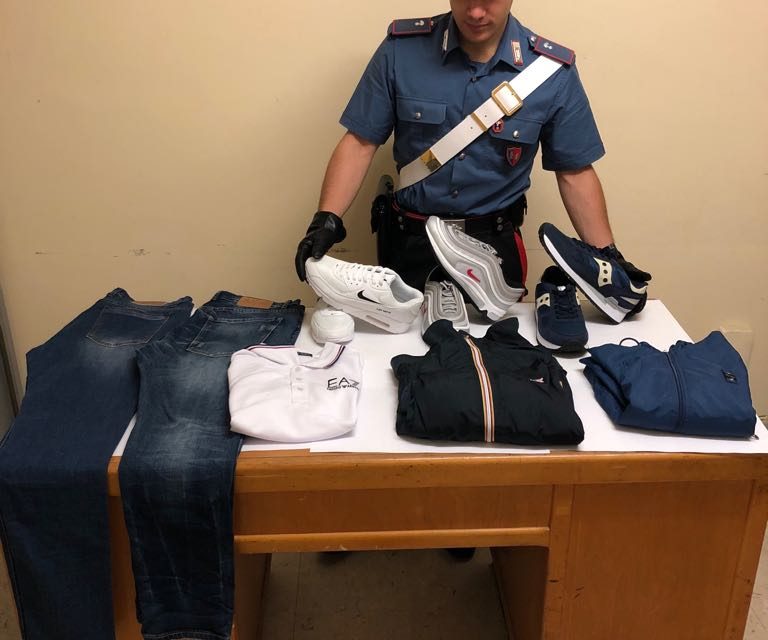 I CC di Cuorgnè sequestrano abbigliamento forse provento di un furto