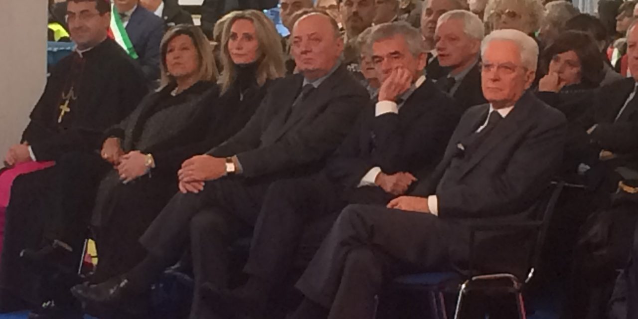 Mattarella a Vallemosso per i 50 anni dall’alluvione, saluta la bimba della foto d’epoca.