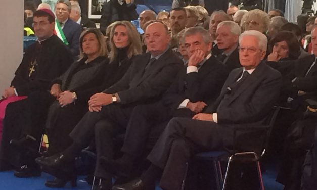 Mattarella a Vallemosso per i 50 anni dall’alluvione, saluta la bimba della foto d’epoca.