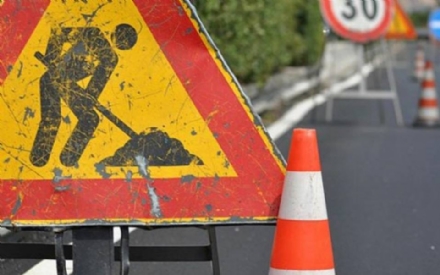 In via Strusiglia lavori di sostituzione di un tratto della condotta fognaria pubblica