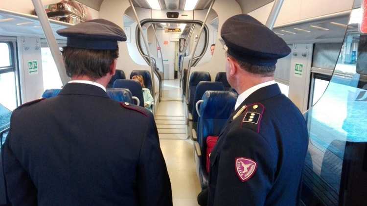 Controlli Polfer a viaggiatori e bagagli