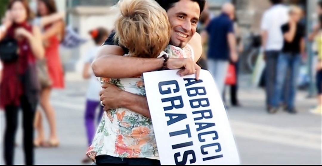 Abbracci gratis sabato 30 in via Palestro a Ivrea