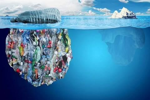 La plastica sotto il ghiaccio  e la giostra dei fatti o delle informazioni