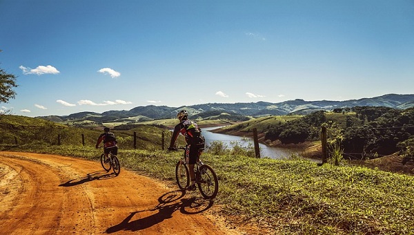 Cicloturismo sostenibile per scoprire i piccoli comuni