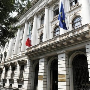 Agenzia delle Entrate riduce i servizi: un solo ufficio a Torino per gli atti pubblici