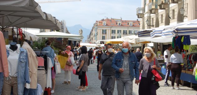 Mascherina obbligatoria all’aperto, da venerdì 29 maggio a martedì 2 giugno, ma solo nei centri abitati e nelle aree commerciali