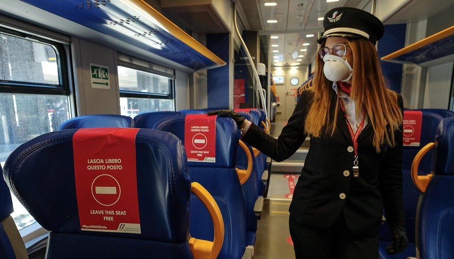 Distanziamento su treni e bus extra-urbani