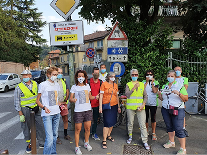 Paola Gianotti a Torino ha inaugurato i cartelli di ATTENZIONE al CICLISTA SULLE STRADE