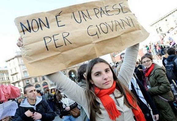 Le urla di chi sta perdendo il lavoro, il silenzio di tanti giovani rassegnati a non trovarlo