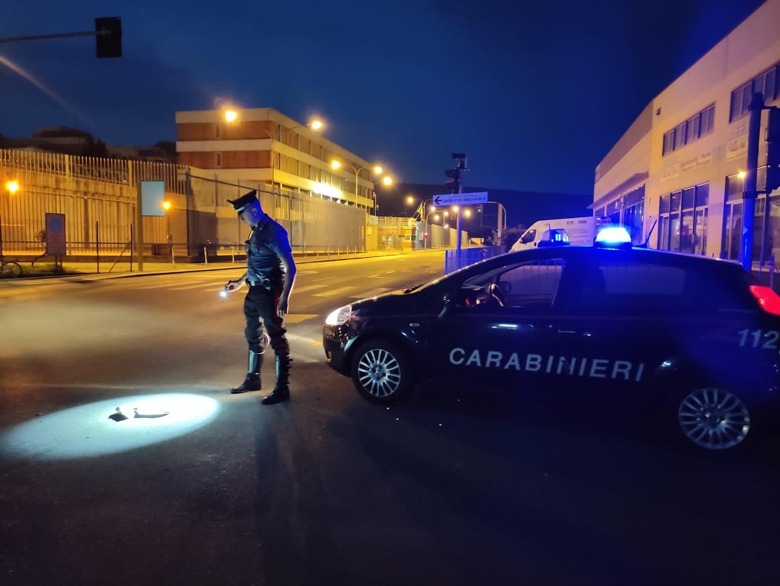 Ivrea, investe un ciclista e scappa: pirata della strada rintracciato in una Stazione carabinieri mentre denuncia un (falso) incidente: “Ho investito un cinghiale”