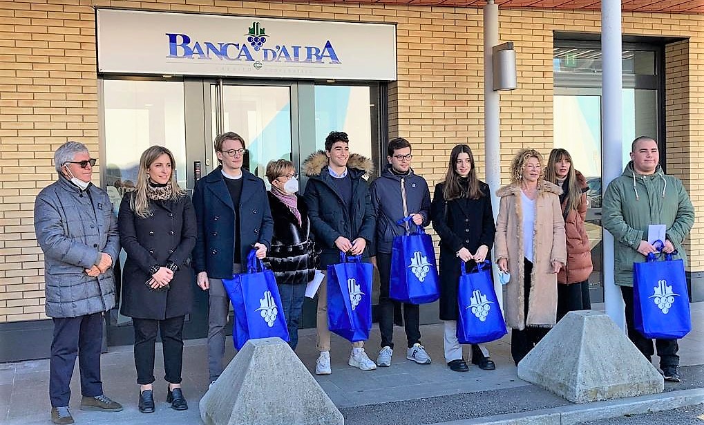 RIVAROLO CANAVESE – I giovani più studiosi hanno meritato la Borsa di Studio di RivaBanca