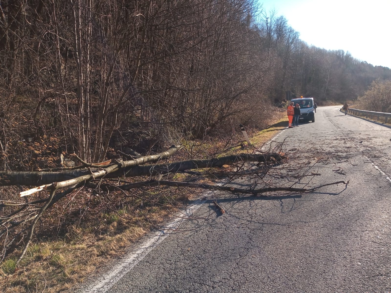 La corretta manutenzione delle strade si fa anche con l’attenzione dei privati