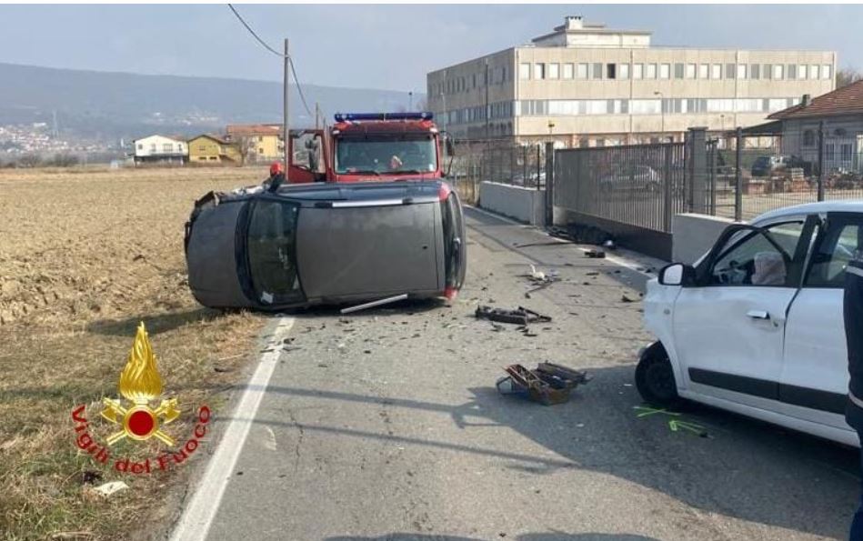 IVREA VIA BUROLO – Rocambolesco sinistro stradale – Due vetture coinvolte – Feriti (Codice giallo) i conducenti