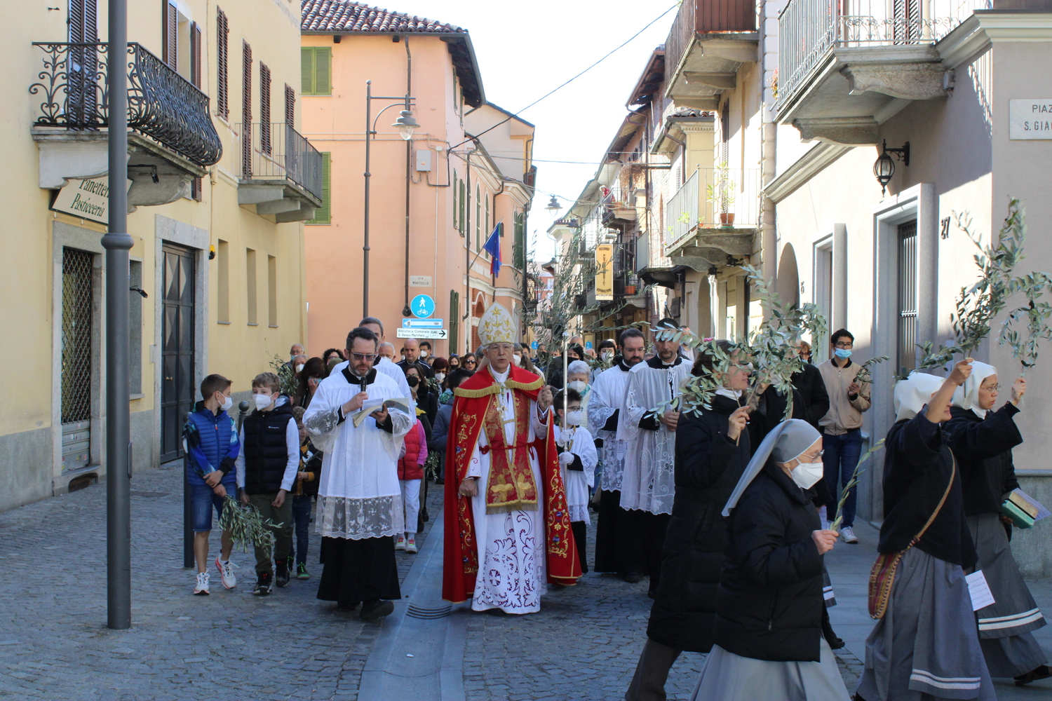 RIVAROLO – Il Vescovo Mons. Cerrato apre la Settimana Santa nella Domenica delle Palme – Venerdì prima la Via Crucis – AMPIA GALLERY