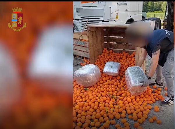 Trasportavano 70 kg droga tra le casse di arance. La Polizia di Stato arresta due autisti italiani