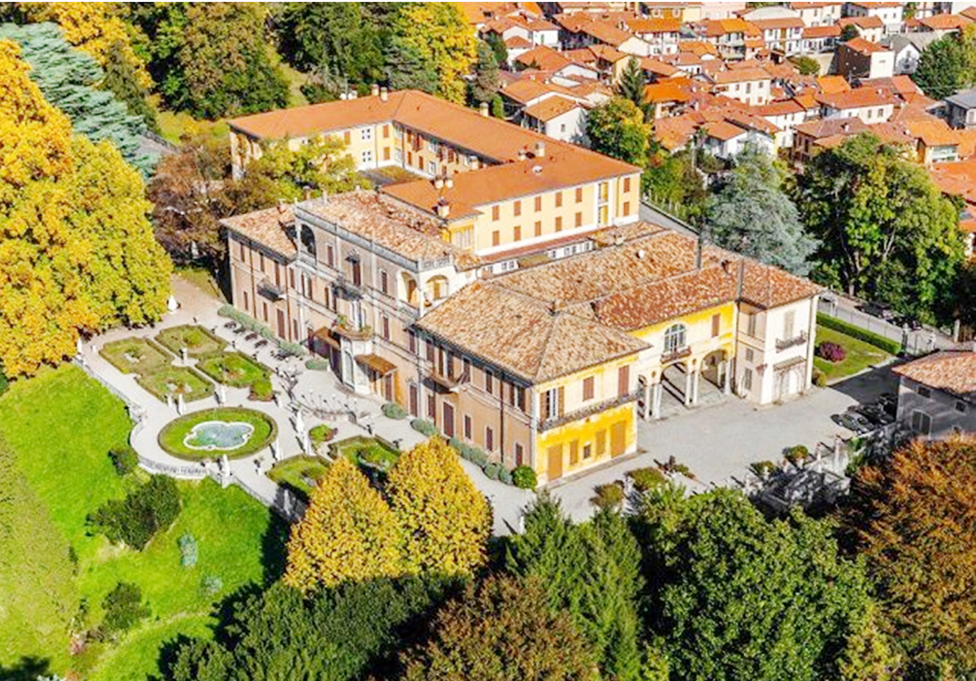 Sullo sfondo di Villa Cagnola