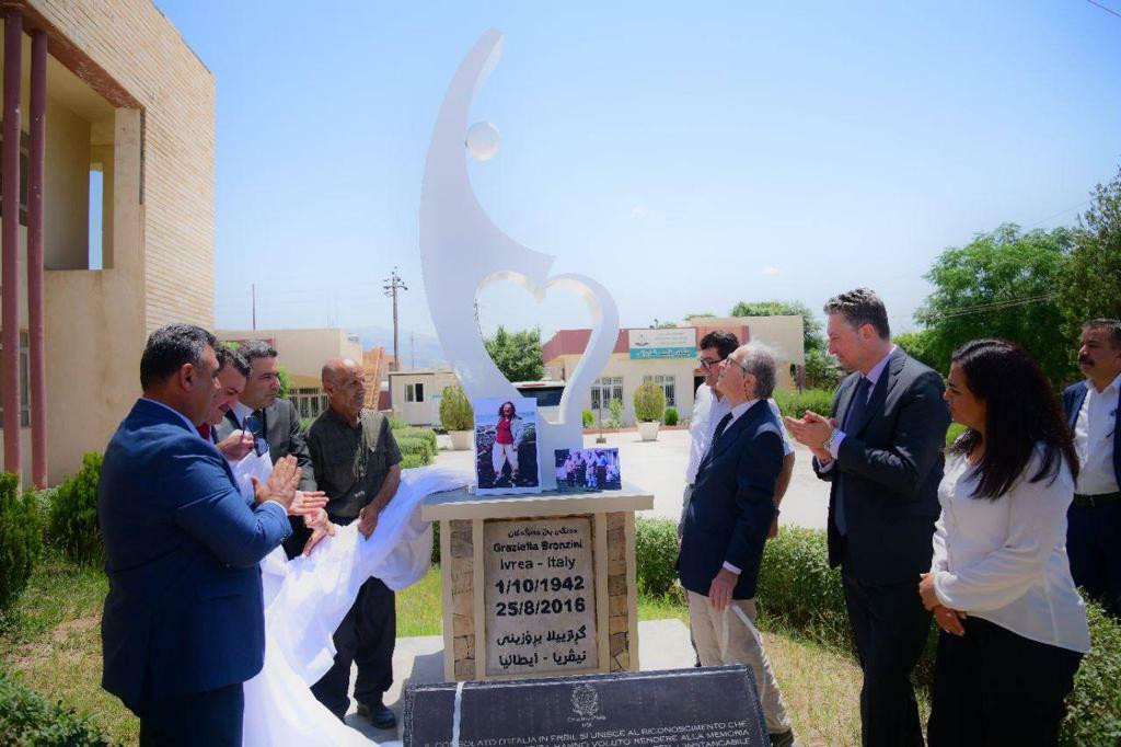 Kurdistan iracheno: le autorità di Qaladiza dedicano un monumento alla connazionale eporediese Graziella Bronzini
