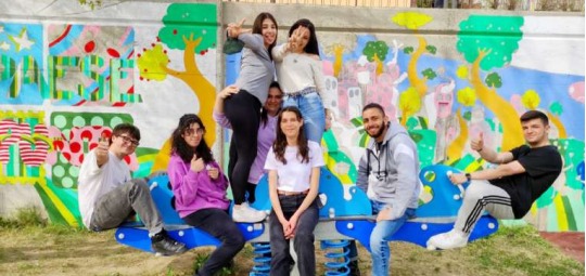 ORIO – Leggere le fiabe più belle sul muro del parco giochi