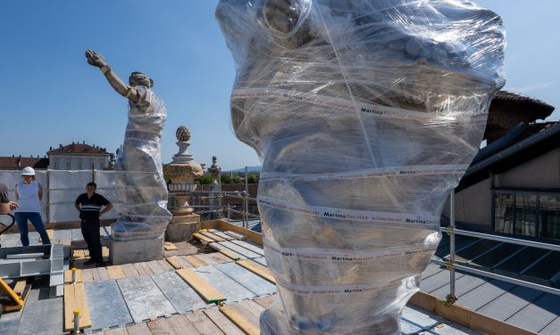 TORINO – Arte: “volano” nel cielo le 4 statue monumentali di Palazzo Madama per tornare all’antico splendore