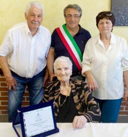 CASTELLAMONTE – Una targa per i 100 anni di Olga “la molinera”