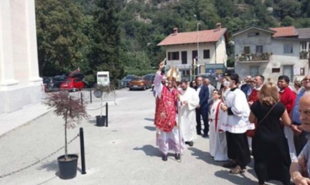 CUORGNÈ – Monsignor Edoardo benedice i restauri di chiesa e campanile