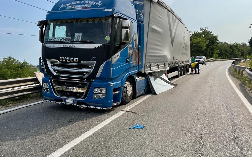 VEROLENGO – Nessuna conseguenza per gli autisti dei camion nello scontro di questa mattina sul ponte Sant’Anna