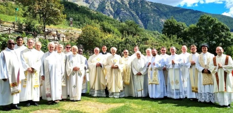 IVREA – Una gita-ritiro coi suoi preti per il decennale del Vescovo Edoardo