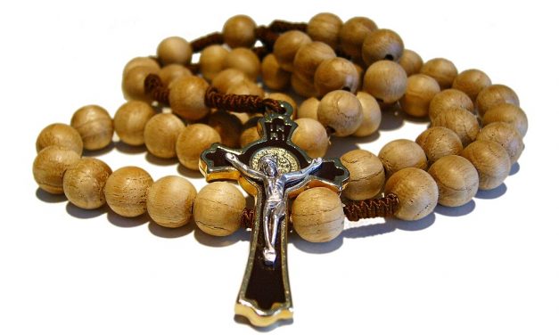 IL SANTO ROSARIO – “Catena dolce” che ci riannoda a Dio
