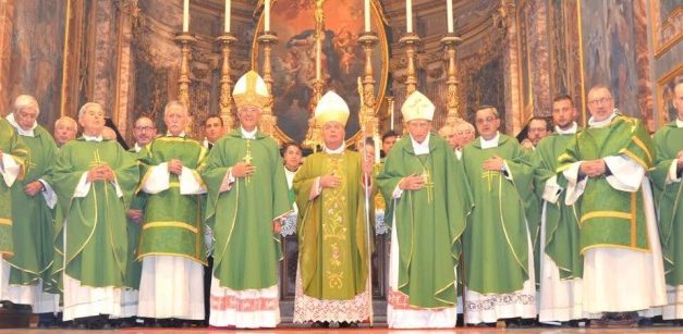 IVREA – Il caldo abbraccio al Cardinale Miglio della sua diocesi