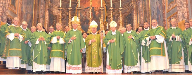 IVREA – Il caldo abbraccio al Cardinale Miglio della sua diocesi