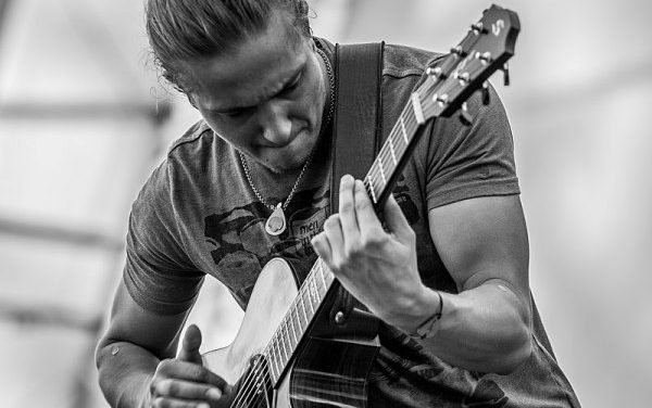 RIVAROLO – Al Castello Malgrà eccezionale concerto del virtuoso chitarrista canadese Calum Graham