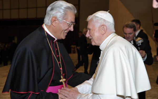 IVREA – Il Vescovo Edoardo ci esorta a pregare per il Papa Emerito Benedetto XVI