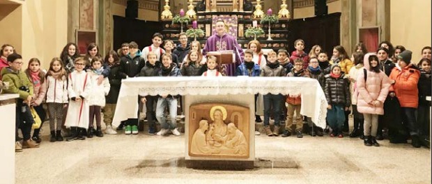 CASTELROSSO – I piccoli intorno all’altare con le statuine di Gesù Bambino