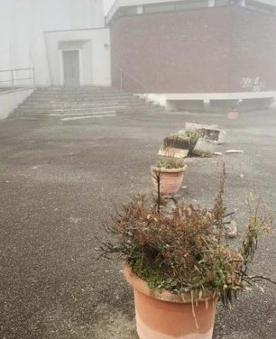 IVREA – Sul sagrato della chiesa del Sacro Cuore vandali si accaniscono su vasi e fioriere