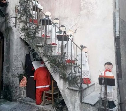 SETTIMO VITTONE – Montestrutto: il borgo dei Presepi si riempie di visitatori