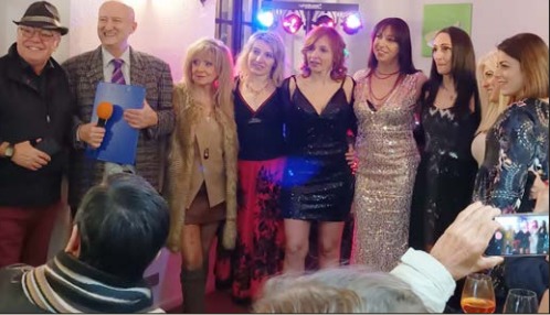 CALUSO – Un divertente e spigliato defilé al Bar Peona
